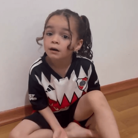 Julia, torcedora do River Plate, fica triste com saída de De la Cruz