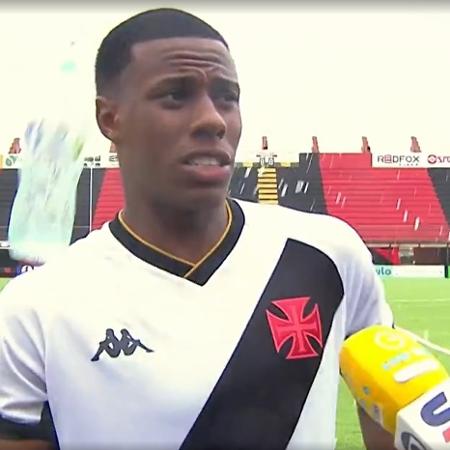 Lucas Eduardo, do sub-20 do Vasco, é atingido por garrafa de água após eliminação na Copinha