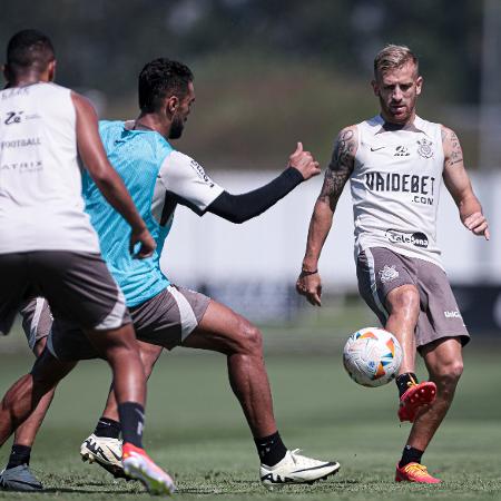 Pedro Henrique durante treino do Corinthians no CT Joaquim Grava