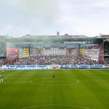Torcida do Malmo faz mosaico para receber time no Campeonato Sueco