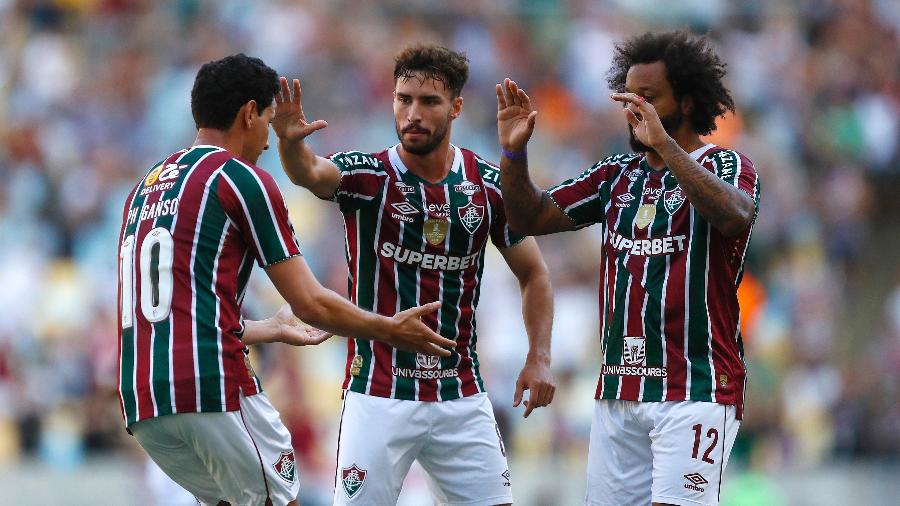 Ganso abraça companheiros após marcar para o Fluminense no duelo contra o Vasco, válido pelo Campeonato Brasileiro