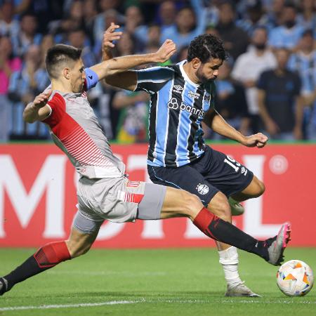 Diego Costa, do Grêmio, durante partida contra o Estudiantes no Couto Pereira