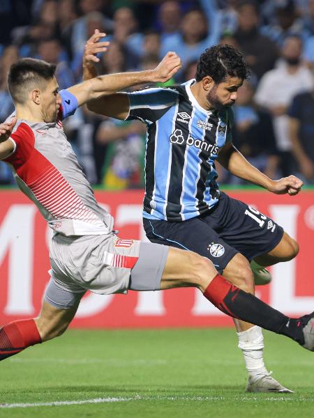 Diego Costa, do Grêmio, durante partida contra o Estudiantes no Couto Pereira