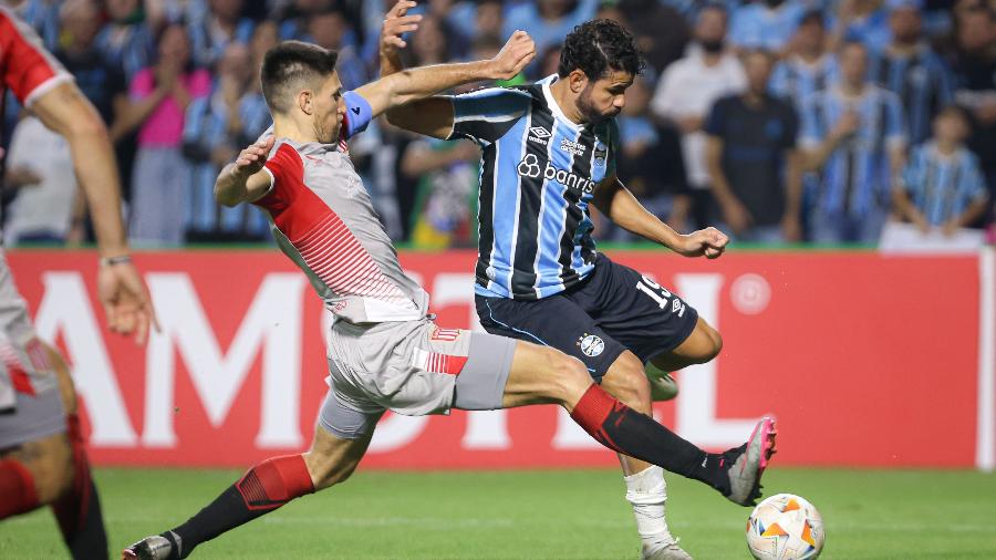 Diego Costa, do Grêmio, durante partida contra o Estudiantes no Couto Pereira