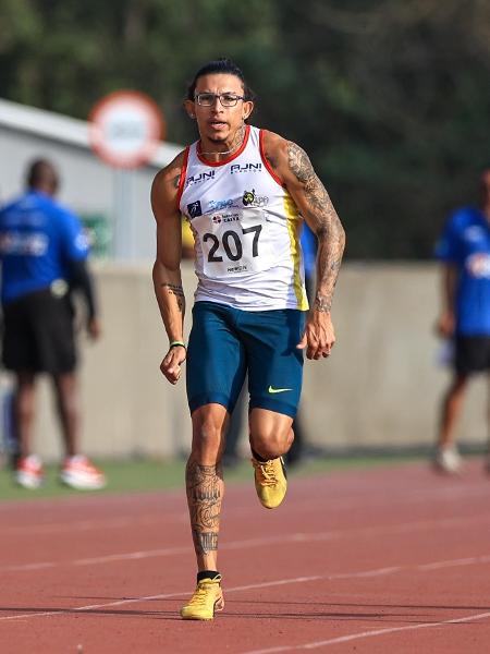 Hygor Gabriel (ao centro) surpreendeu com a prata no Troféu Brasil de Atletismo