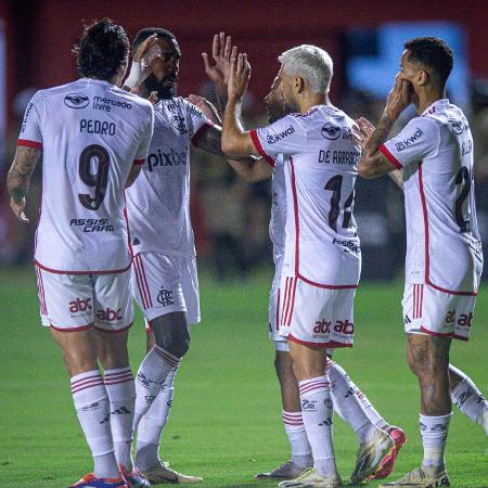 Jogadores do Flamengo comemoram gol marcado por Arrascaeta durante jogo contra o Vitória, pelo Brasileirão