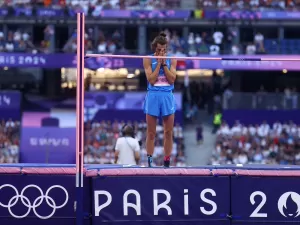 Ouro em Tóquio compete após vomitar sangue e fica em 11º no salto em altura