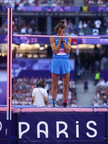 Italiano Gianmarco Tamberi lamenta após ser eliminado na prova do salto em altura das Olimpíadas de Paris 2024