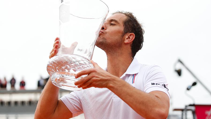 Richard Gasquet com o troféu do ATP 250 de Estoril em 2015