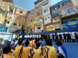 'Treino', desafio e passinho: seleção de futsal vai à comunidade no Rio