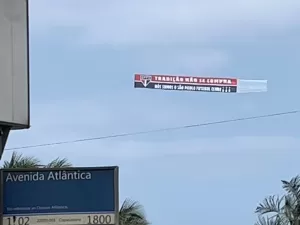 Avião com faixa do São Paulo provoca Botafogo: 'Tradição não se compra'