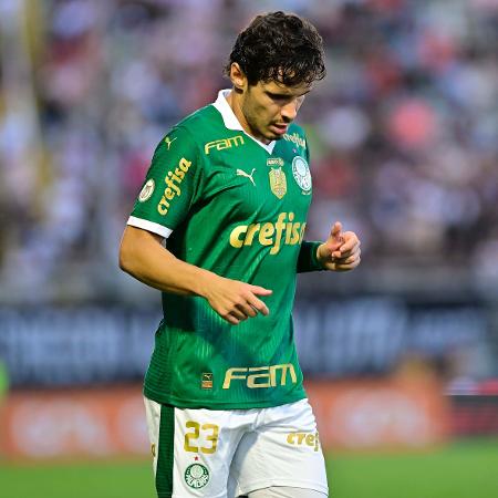 Raphael Veiga, do Palmeiras, em ação contra o Red Bull Bragantino