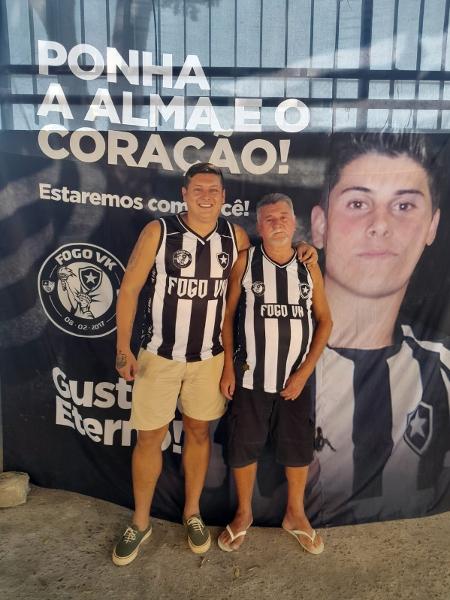 Botafogo: Fernando e Seu Barbosa ao lado de bandeira em homenagem a Gustavo