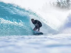 Leva jeito? Príncipe Harry encara ondas em piscina de Kelly Slater; assista