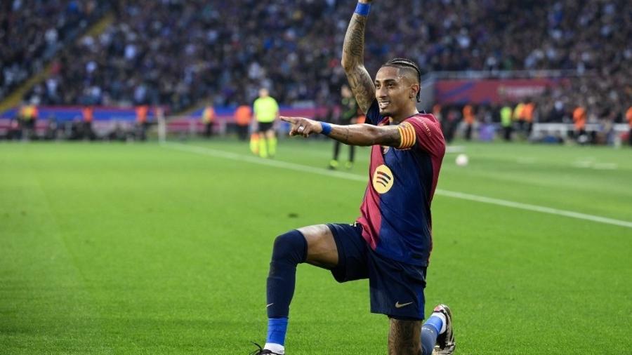 Raphinha comemora gol marcado na vitória do Barcelona sobe o Espanyol - JOSEP LAGO/AFP