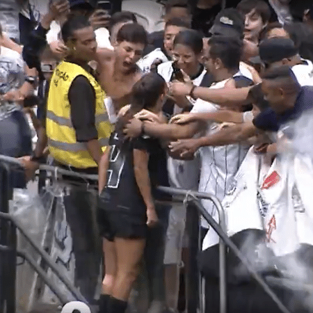 Milene comemora gol do empate do Corinthians junto da torcida Milene comemora gol do empate do Corinthians junto da torcida