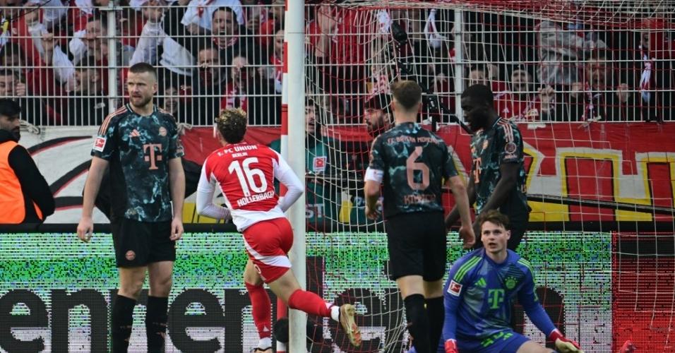 Jogadores do Union Berlin comemoram gol de eptae contra o Bayern pelo Alemão