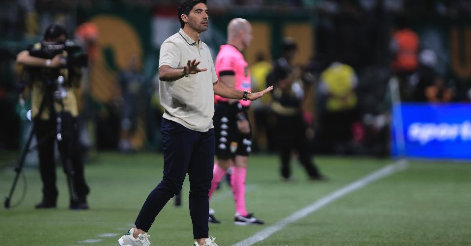 Técnico Abel Ferreira, do Palmeiras, reage no banco de reservas durante final do Paulistão contra o Corinthians