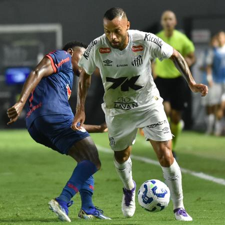 Guilherme tenta fazer a jogada durante Santos x Bragantino, partida do Brasileirão - JOTA ERRE/AGÊNCIA O DIA/AGÊNCIA O DIA/ESTADÃO CONTEÚDO
