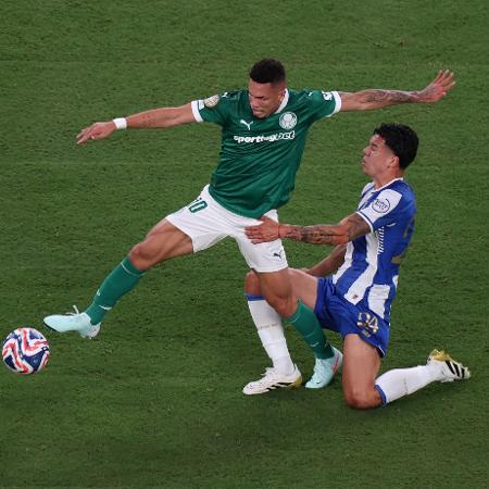 Paulinho entrou no segundo tempo do empate sem gols com o Porto pelo Mundial - REUTERS/Mike Segar