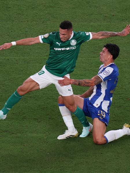 Paulinho em ação durante Palmeiras x Porto, jogo do Mundial Paulinho em ação durante Palmeiras x Porto, jogo do Mundial