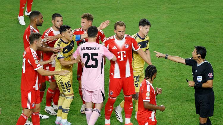 Jogadores de Bayern de Munique e Boca Juniors discutem durante possível gol em partida do Mundial Jogadores de Bayern de Munique e Boca Juniors discutem durante possível gol em partida do Mundial