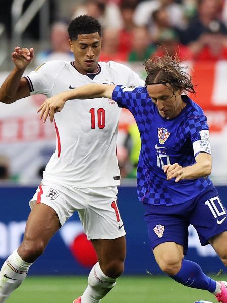 Modric, da Croácia, e Bellingham, da Inglaterra, em ação durante jogo da Copa do Mundo