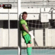 Goleiro protesta, 'gruda' na trave e se nega a defender p&ecirc;nalti na Bol&iacute;via