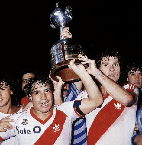 Jogadores do River Plate comemoram o título da Libertadores de 1986, após vitória sobre o América de Cali - Conmebol/Divulgação