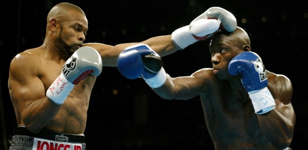 Jones Jr. (à esq, em foto de 2004) lutará por cinturão em setembro - Steve Marcus/Reuters