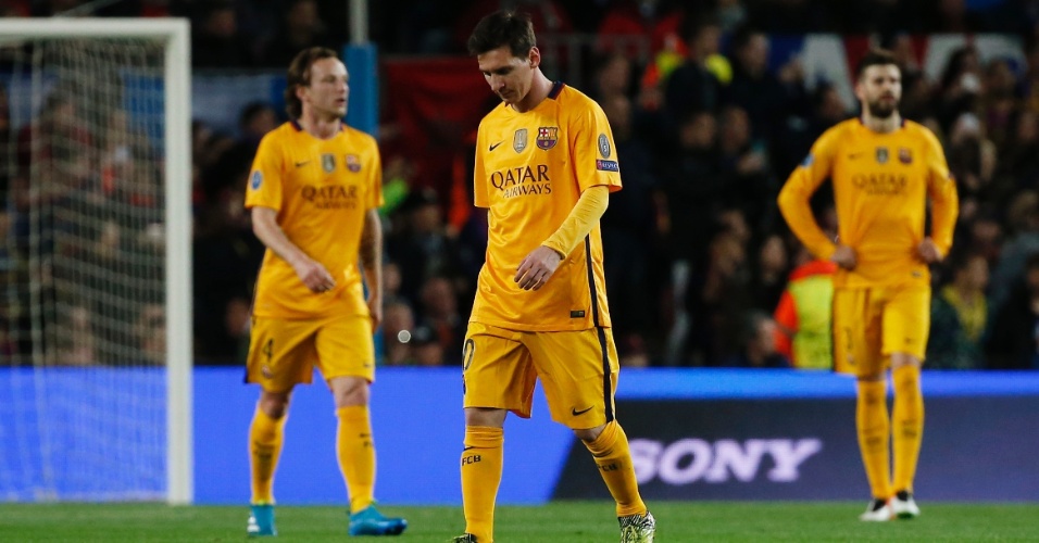Lionel Messi fica cabisbaixo após gol do Atlético de Madri contra o Barcelona pela Liga dos Campeões