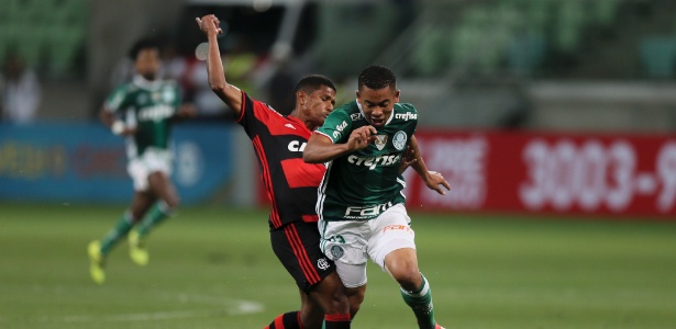 Márcio Araújo, do Flamengo, faz falta em Gabriel Jesus, do Palmeiras, e leva o primeiro cartão amarelo - Rubens Cavallari/Folhapress - Rubens Cavallari/Folhapress