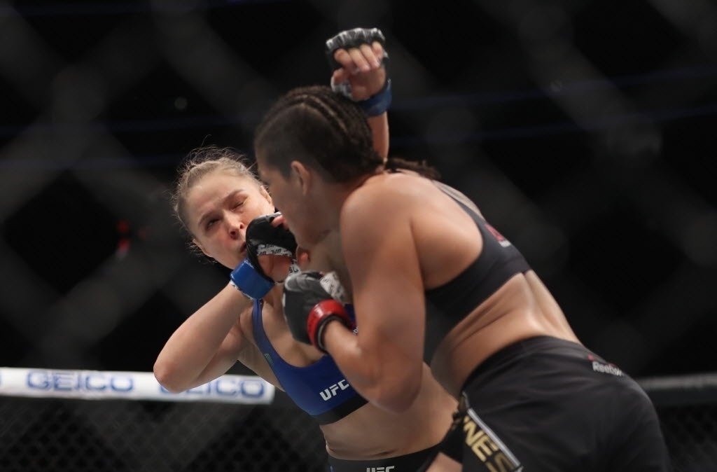 Amanda Nunes nocauteia Ronda Rousey em 48 segundos no UFC 207 e mantém o cinturão dos galos - Christian Petersen/Getty Images/AFP