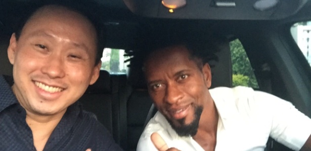 Arquiteto Fabiano Hayasaki posa com palmeirense Zé Roberto, um de seus clientes - Arquivo pessoal - Arquivo pessoal