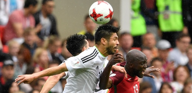 Peralta, do México, disputa a bola com Danilo, de Portugal - Alexander Nemenov/AFP - Alexander Nemenov/AFP