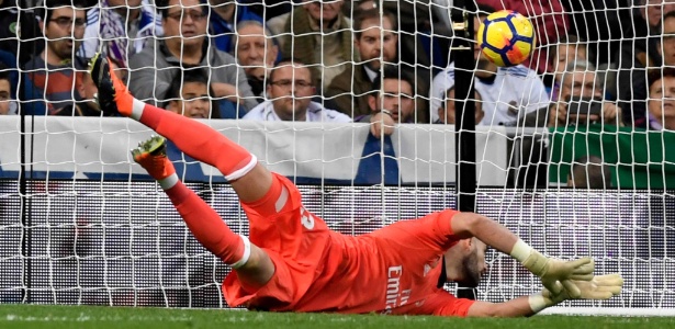 O goleiro Casilla, do Real Madrid, falha em chute de Castro, do Málaga - Gabriel Bouys/AFP Photo - Gabriel Bouys/AFP Photo