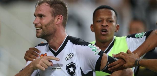 'Não me deram opção' | Joel Carli se apaixonou por Botafogo, e saída não estava nos planos