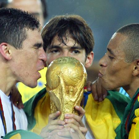 Kaká com Lúcio e Gilberto Silva na Copa de 2002 - AFP PHOTO/GABRIEL BOUYS