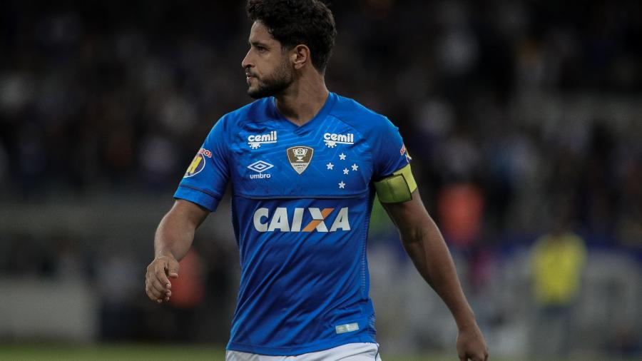 Zagueiro Léo em ação pelo Cruzeiro em jogo contra o Palmeiras, em 2018 - Pedro Vale/AGIF