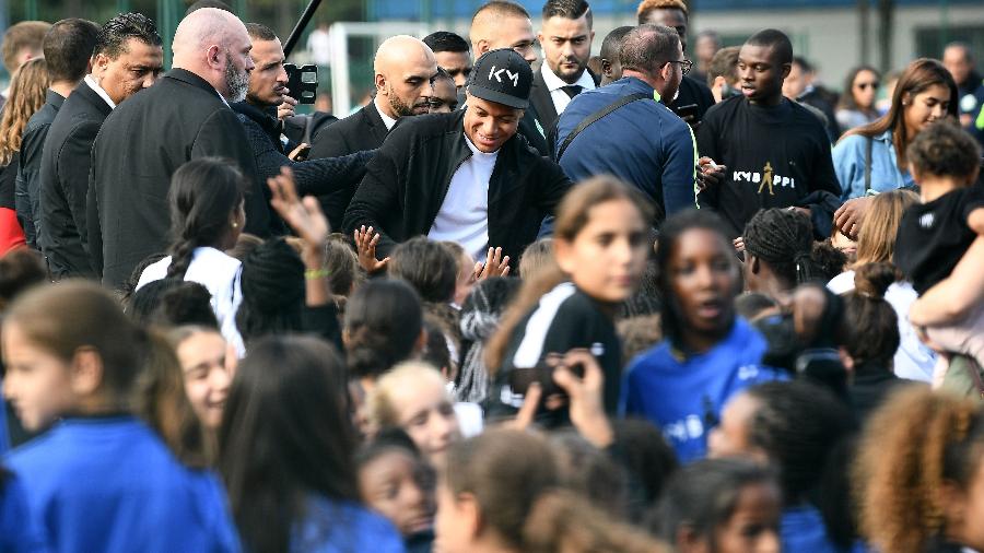 Jovem astro do PSG e da França se encontrou com fãs da cidade de Bondy - Franck Fife/AFP Photo