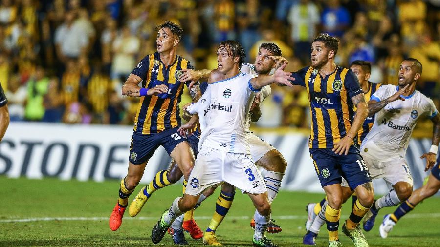 Sequência de fotos foi postada pelo clube para contestar decisão da arbitragem em jogo na Argentina - Lucas Uebel/Grêmio