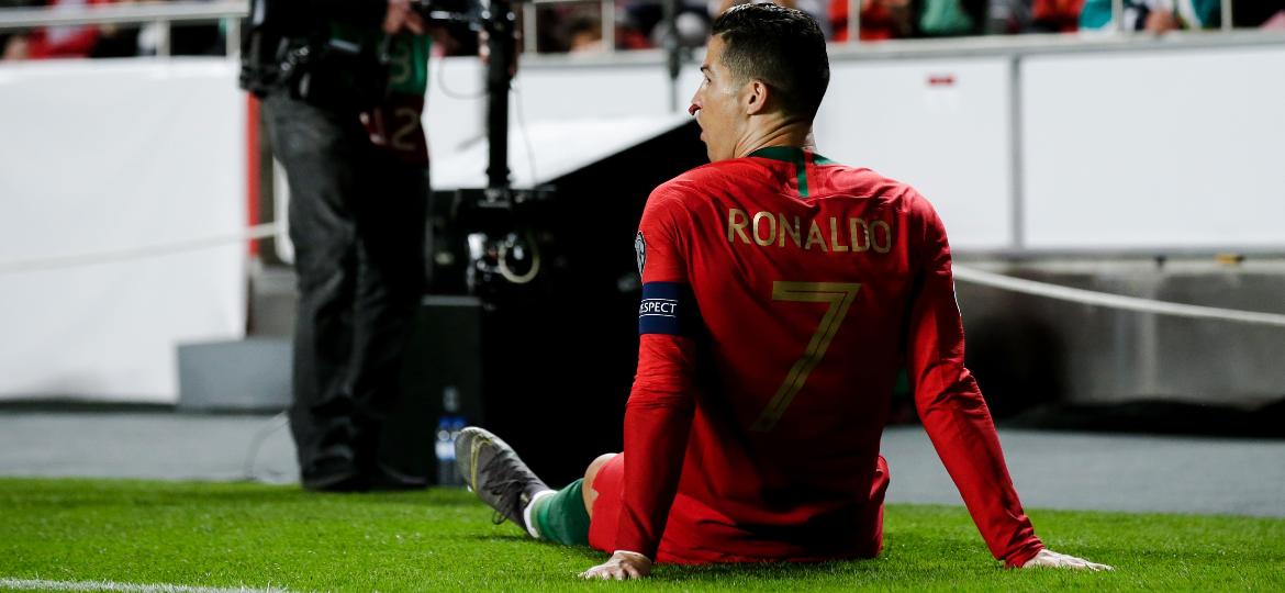 Cristiano Ronaldo deixou lesionado partida contra a Sérvia pelas eliminatórias da Euro -  Erwin Spek/Soccrates/Getty Images