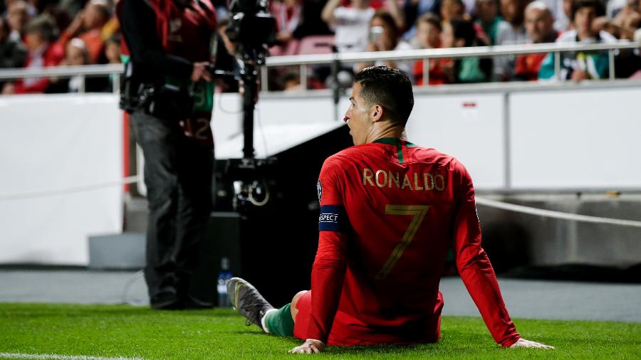 Cristiano Ronaldo deixou lesionado partida contra a Sérvia pelas eliminatórias da Euro na segunda -  Erwin Spek/Soccrates/Getty Images