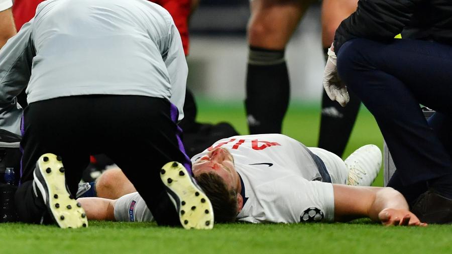 Vertonghen sofreu corte na cabeça após dividida no duelo entre Tottenham e Ajax, no fim de abril de 2019 - REUTERS/Dylan Martinez