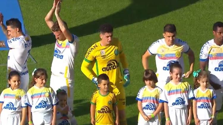 Filho do ex-goleiro Danilo entra em campo com Tiepo antes de Chapecoense x Fortaleza - Reprodução/Premiere - Reprodução/Premiere