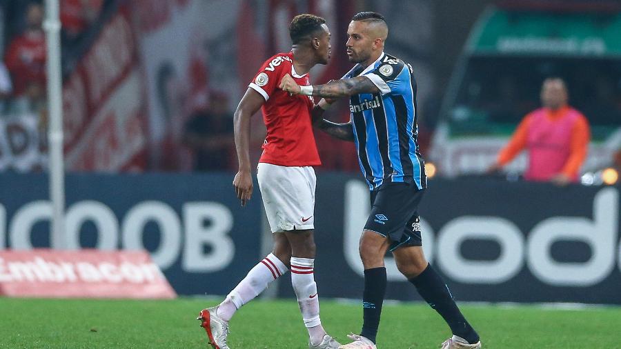 Edenílson, do Internacional, e Rômulo, do Grêmio discutem no Beira-Rio - Lucas Uebel/Getty Images