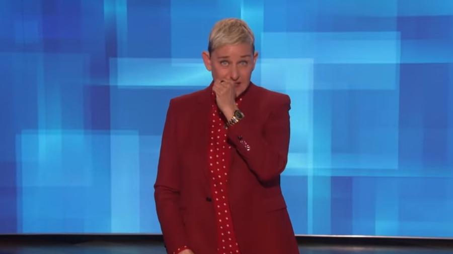 A apresentadora Ellen DeGeneres chora ao falar da morte de Kobe Bryant em seu programa na TV norte-americana - Reprodução/EllenTube