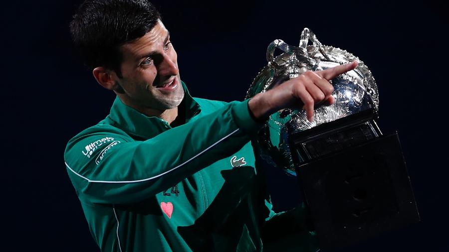 Novak Djokovic com o troféu do Australian Open 2020 - Reuters
