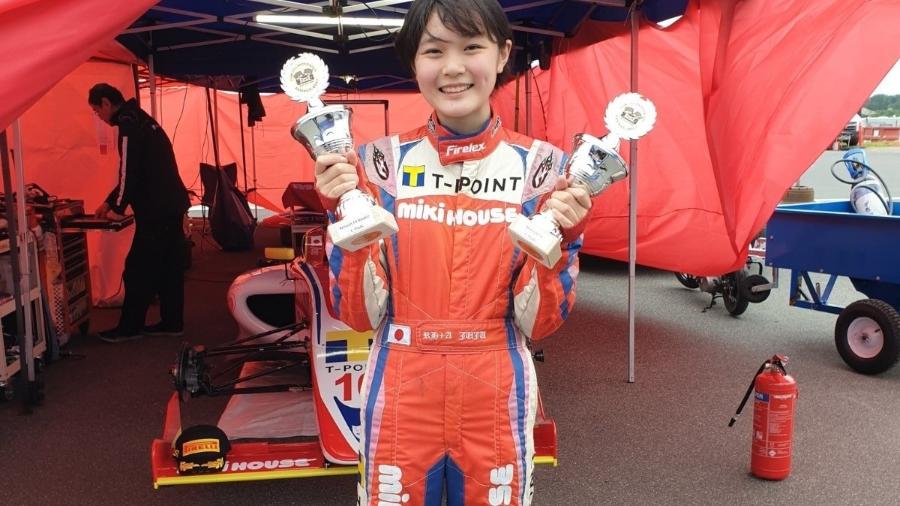 A japonesa Juju Noda posa com seus troféus do Campeonato Dinamarquês de F4 - Noda Team