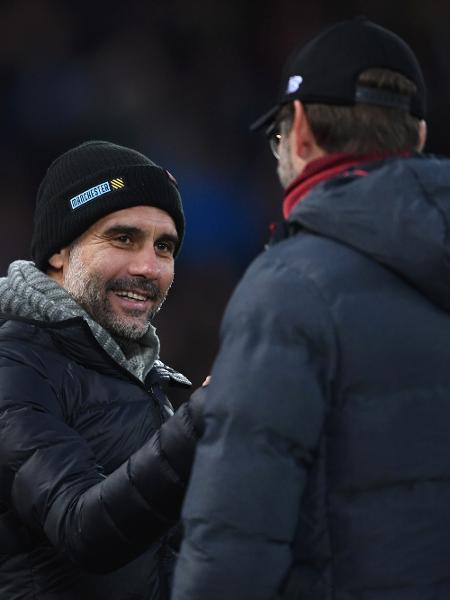 Guardiola, técnico do Manchester City, cumprimenta Jurgen Klopp, técnico do Liverpool - Laurence Griffiths/Getty Images